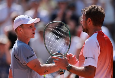 ‘Lucky loser’ Jesper de Jong boekt fraaie zege op oud-winnaar Stan Wawrinka in Parijs
