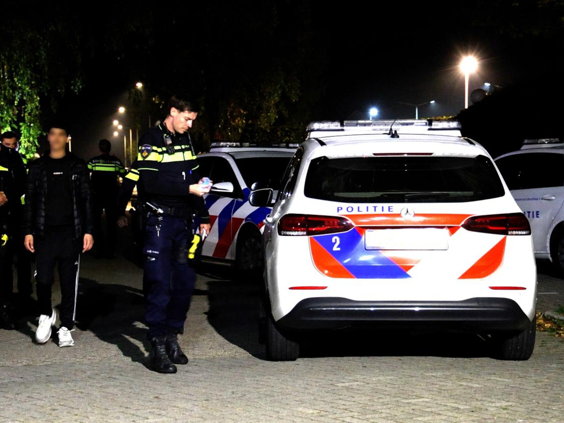 Politie pakt man (18) op na vechtpartij buiten McDonald’s in Almelo, multitool gevonden