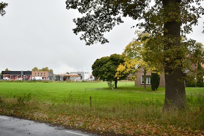 Bedrijventerrein in Tubbergen maakt sprong naar weiland aan overkant van de weg