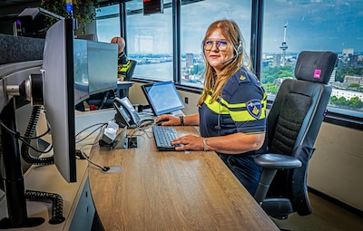 Danielle knipte 19 jaar lang haren, nu is ze het eerste aanspreekpunt voor mensen die de politie nodig hebben