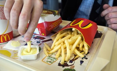Schoonmaker die collega bedreigde werd terecht ontslagen door McDonald’s