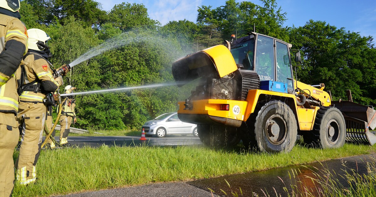 Brand in graafmachine op N348 bij Schalkaar zorgt voor files