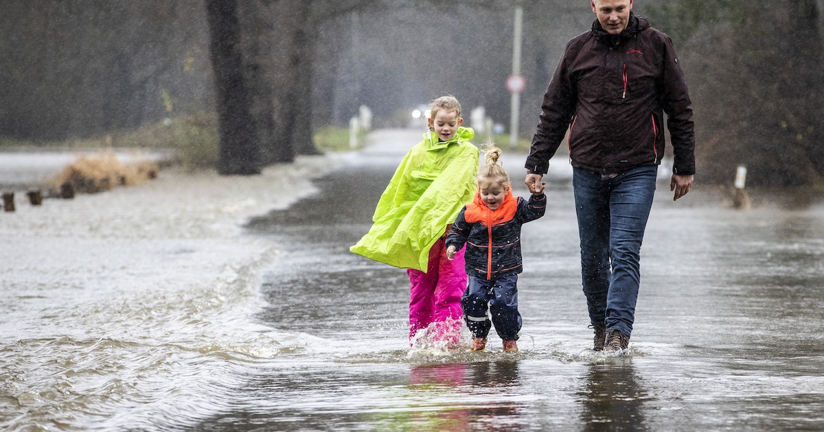 Bij extreme regenval raken bijna 2000 mensen in Twenterand afgesneden van het wegennet