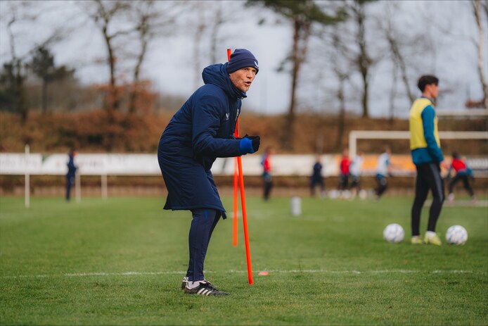 Trainer Joseph Oosting spoort z’n mannen aan.